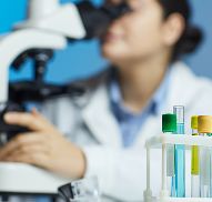 Médica analizando los biomarcadores. 