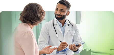 Médico y paciente intercambiando sobre la detección del cáncer