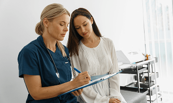 Médica y paciente analizando las diferentes opciones de tratamientos para el cáncer
